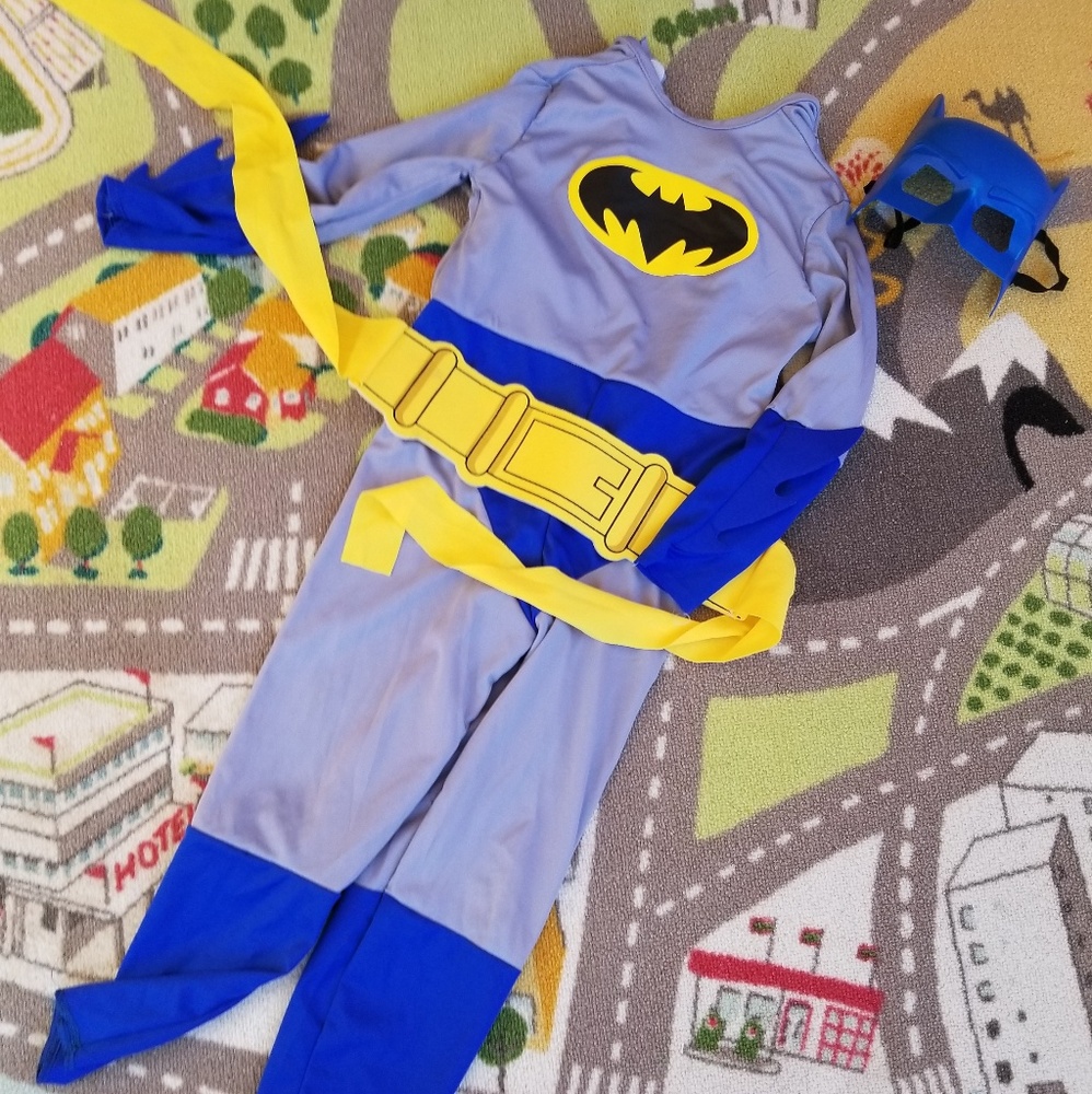 Batman costume size small (3-4)